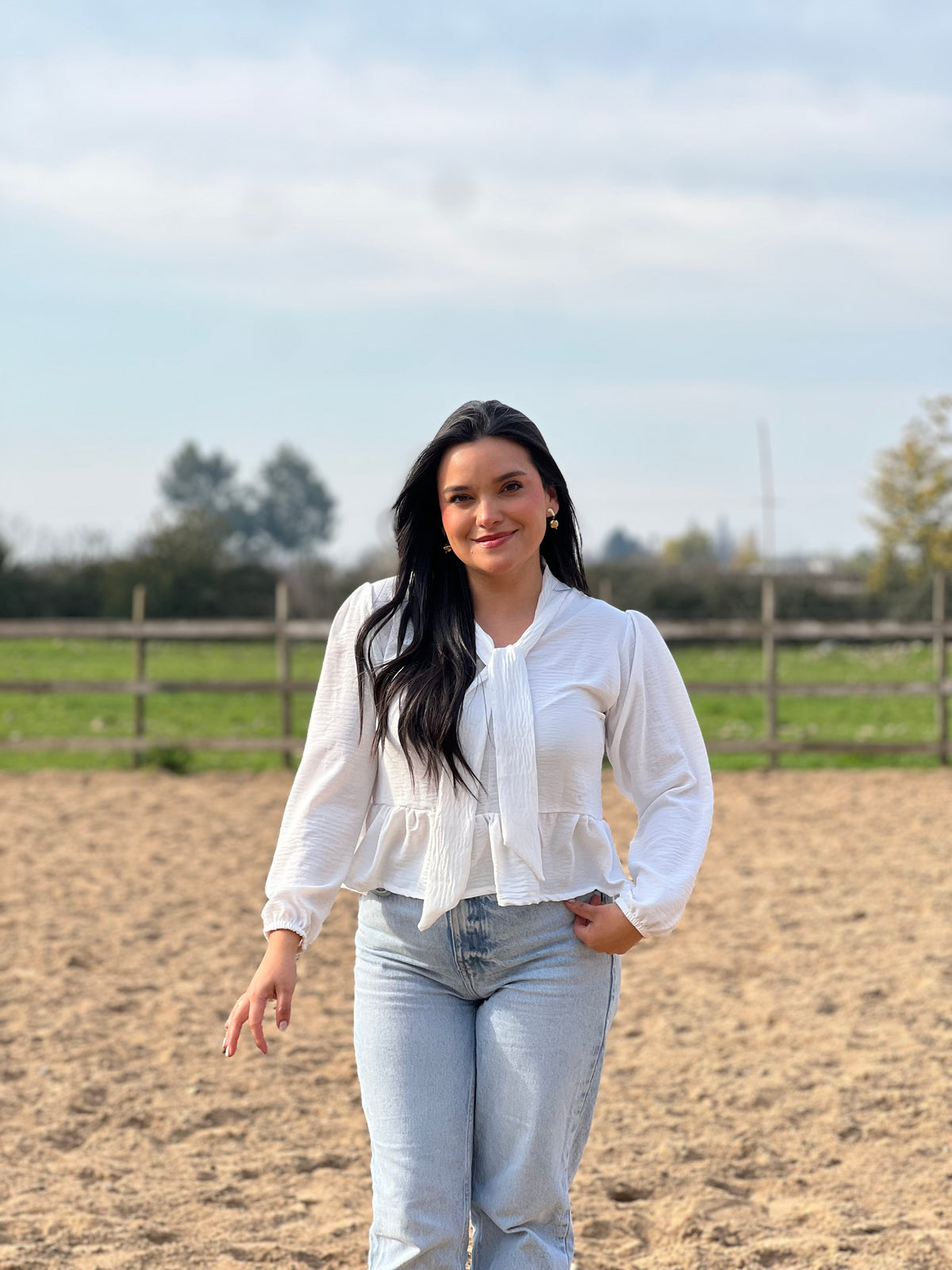 Blusa con lazo blanca