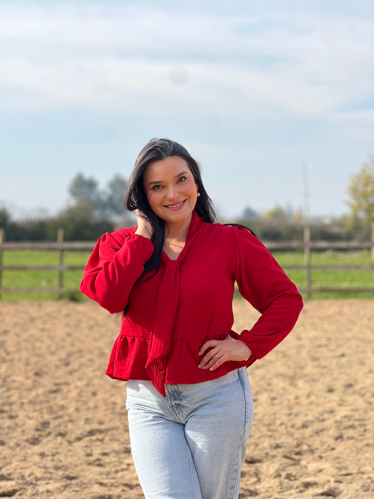 Blusa con lazo rojo