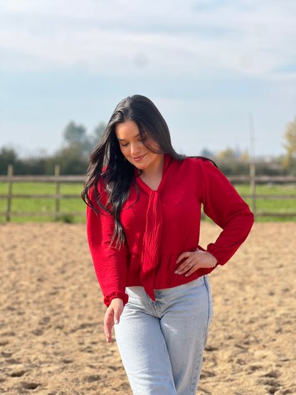 Blusa con lazo rojo