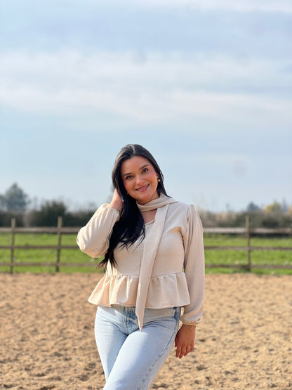 Blusa con lazo beige
