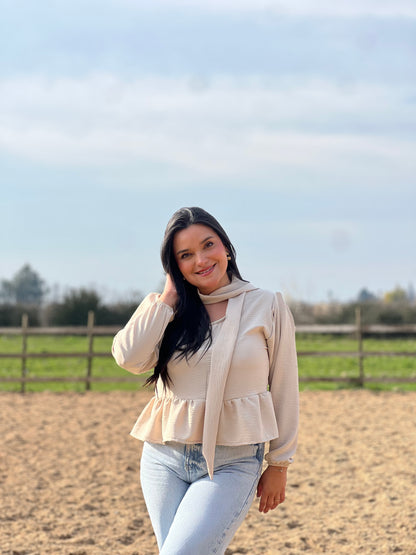 Blusa con lazo beige