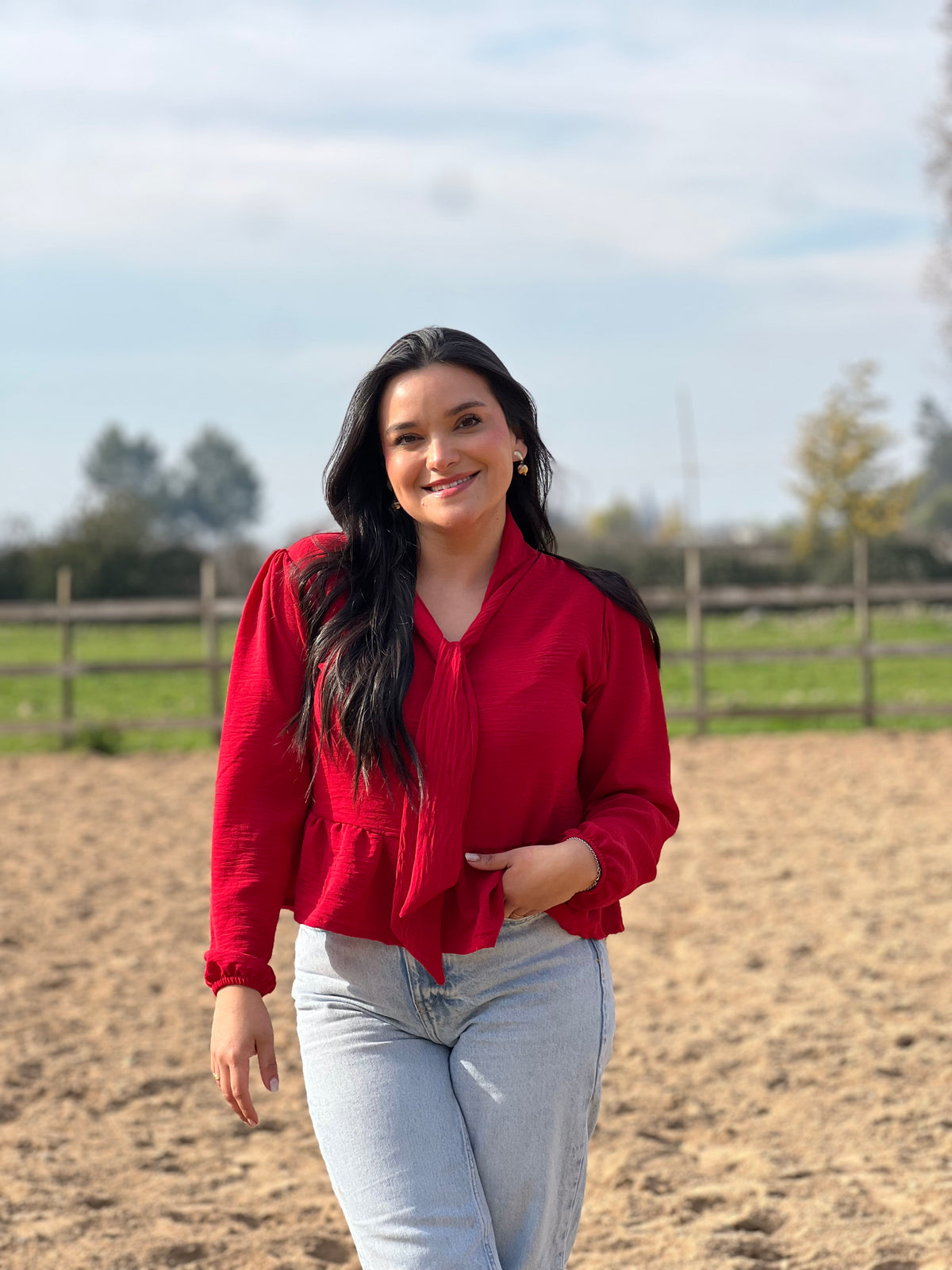 Blusa con lazo rojo