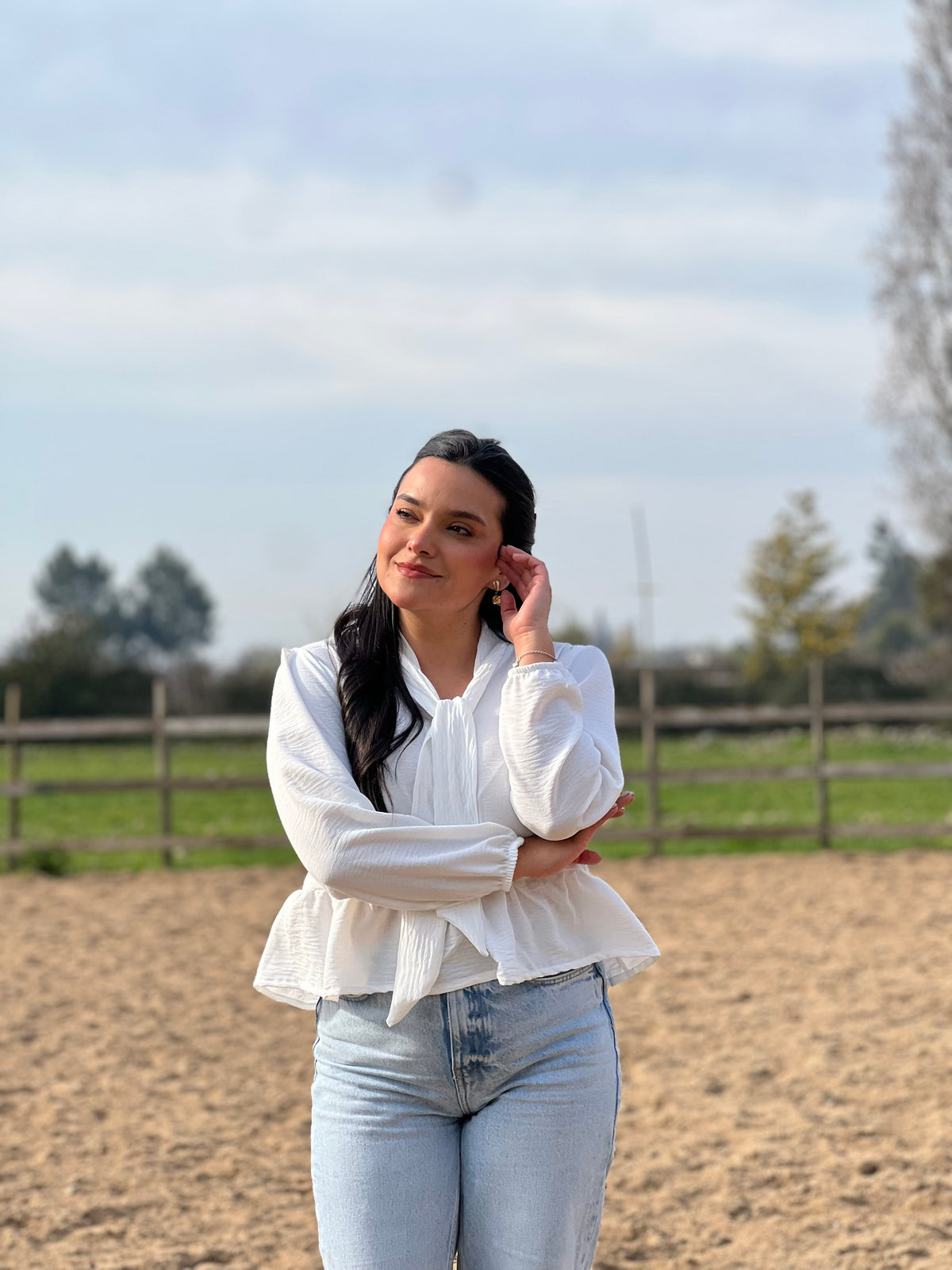 Blusa con lazo blanca