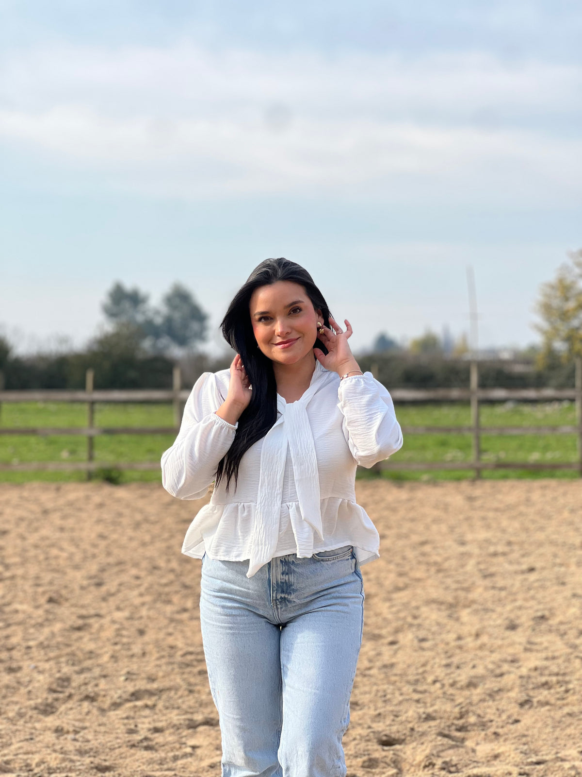 Blusa con lazo blanca